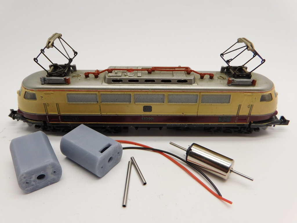 Minitrix E 03 mit zwei Motoren